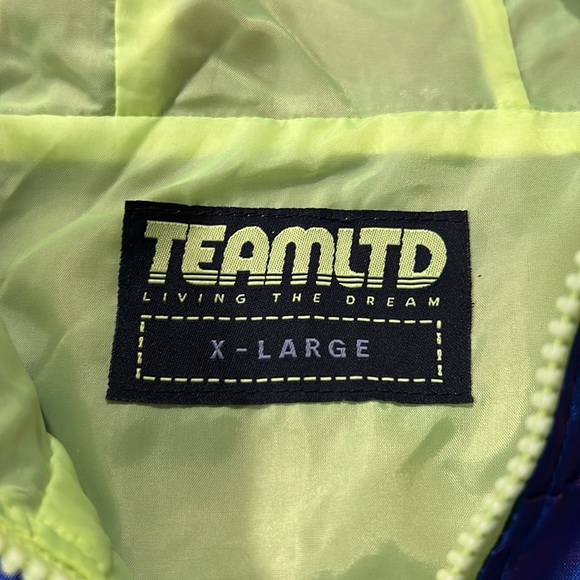 Windbreaker - Picture 6 of 7